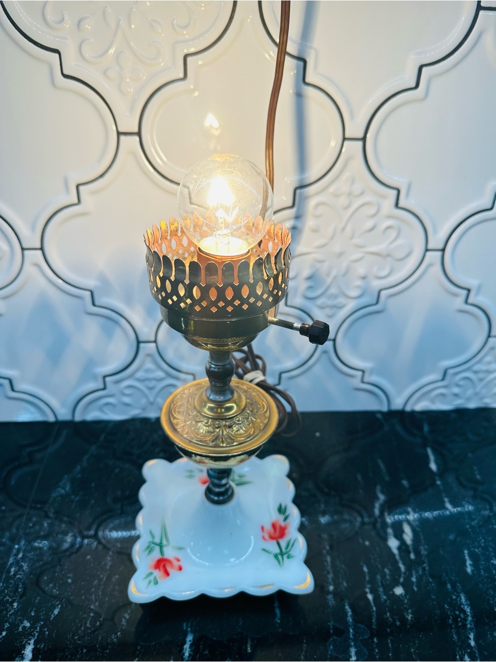Antique-Style Floral Table Lamp in White and Gold